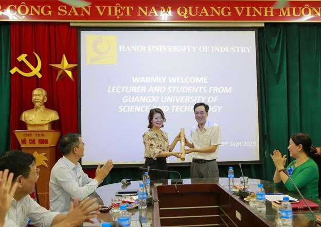 Sinh viên Trường Đại học Khoa học kỹ thuật Quảng Tây - Trung Quốc tham gia chương trình trao đổi sinh viên tại Đại học Công nghiệp Hà Nội