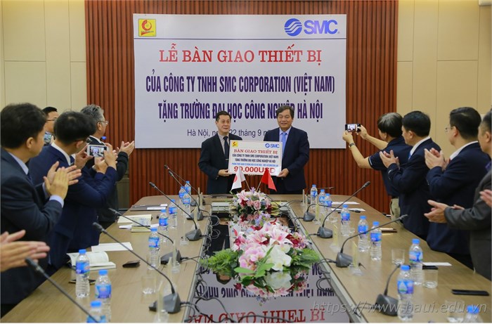 Ông Gerald Ho trao biểu trưng tài trợ thiết bị Phòng thực hành SMC Automation trị giá hơn 2 tỷ đồng cho PGS.TS. Trần Đức Quý