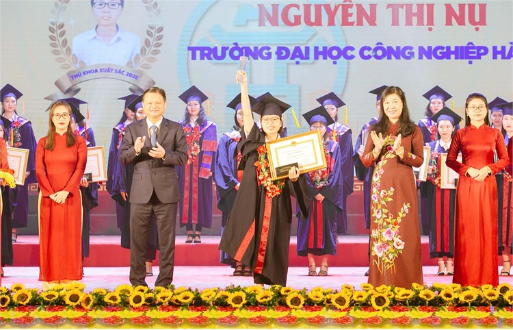 Nguyễn Thị Nụ là một trong 88 thủ khoa tốt nghiệp xuất sắc các trường đại học, học viện năm 2020 được UBND Tp Hà Nội tuyên dương