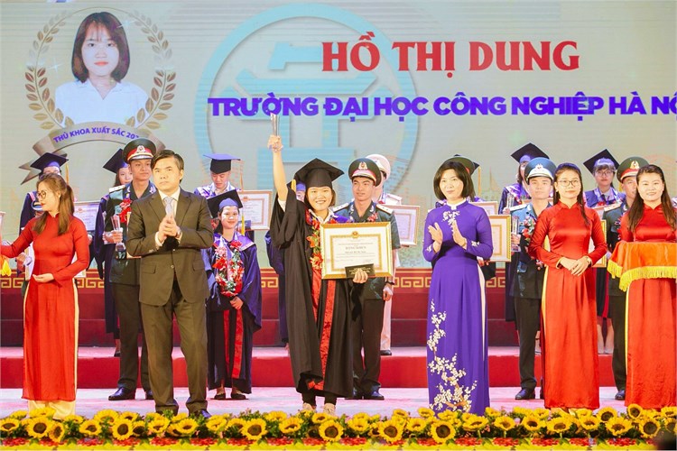 Hồ Thị Dung - nữ sinh khoa Điện tử, Đại học Công nghiệp Hà Nội tốt nghiệp xuất sắc năm 2020