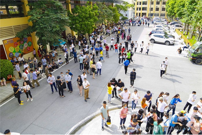 Hơn 3000 tân sinh viên rộn ràng trong ngày xác nhận nhập học đầu tiên tại Đại học Công nghiệp Hà Nội