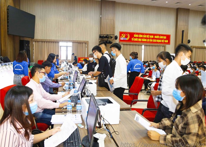 Hơn 3000 tân sinh viên rộn ràng trong ngày xác nhận nhập học đầu tiên tại Đại học Công nghiệp Hà Nội