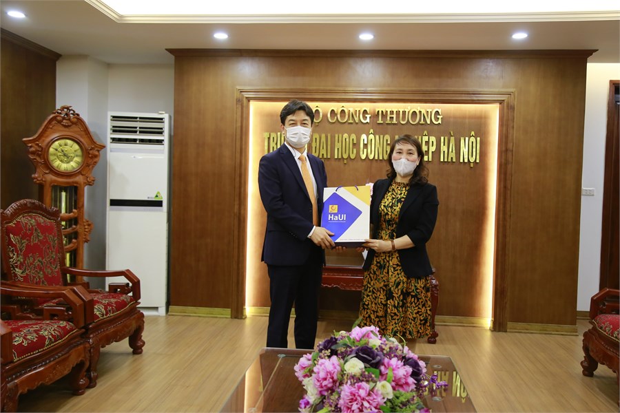 Lãnh đạo trường tiếp đoàn Quỹ giao lưu quốc tế Hàn Quốc (KF)