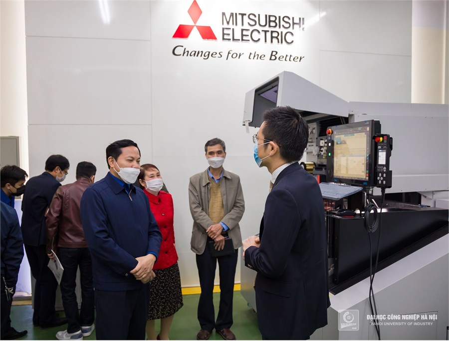 Hợp tác phát triển: Lễ bàn giao thiết bị của Công ty TNHH Mitsubishi Electric Việt Nam