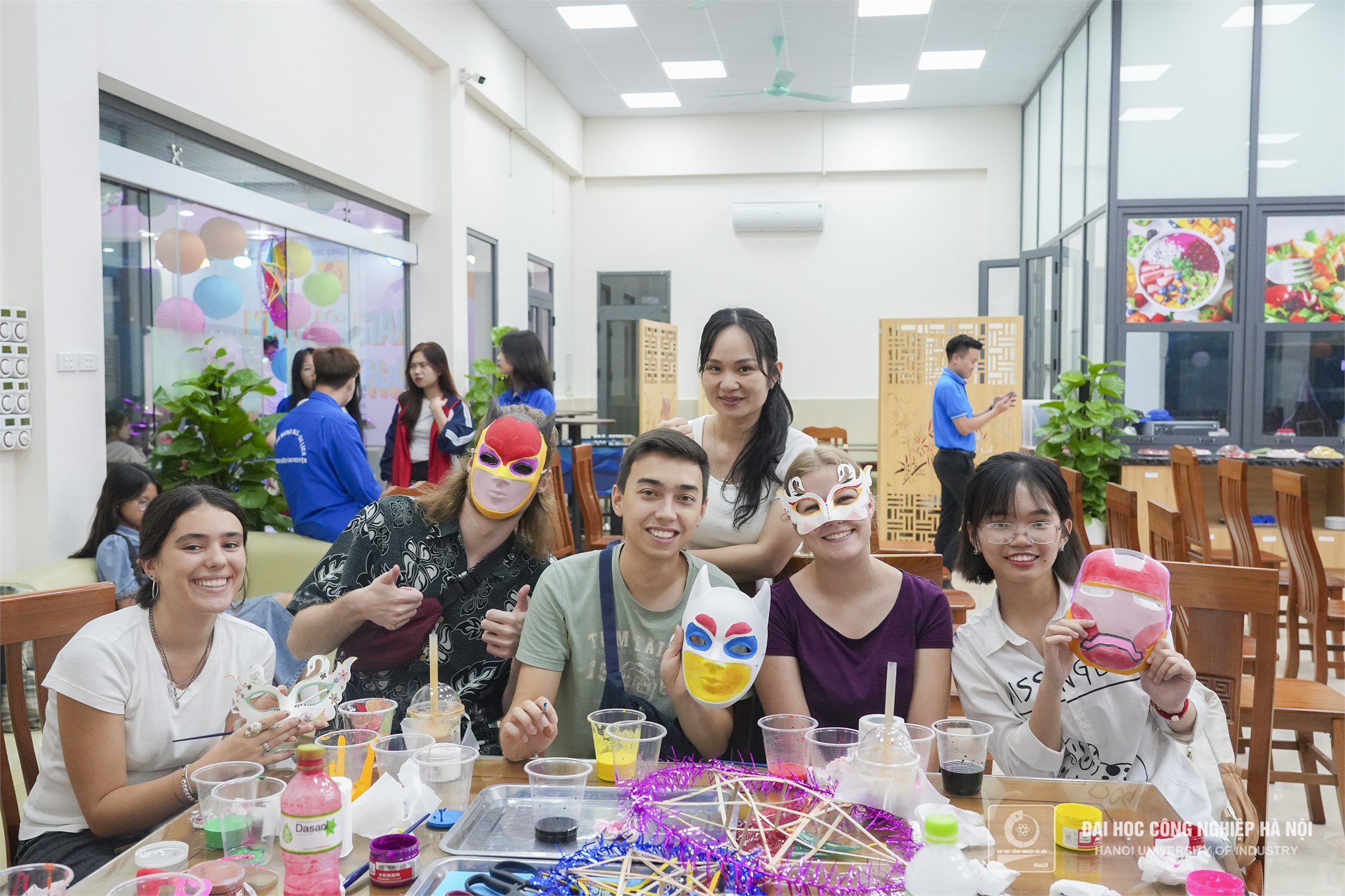 Tổ chức hoạt động trải nghiệm và đón Tết Trung thu cho lưu học sinh, chuyên gia nước ngoài đang làm việc tại Đại học Công nghiệp Hà Nội