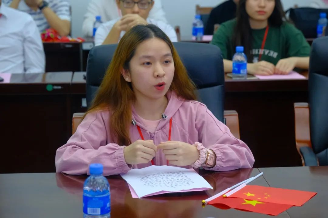 Sinh viên Nguyễn Hải Linh phát biểu tại buổi tọa đàm