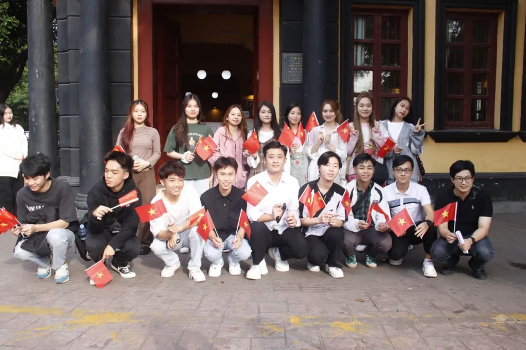 Sinh viên Trường Đại học Công nghiệp Hà Nội thăm `Nhà ở cũ của Hồ Chí Minh` tại Thành phố Liễu Châu, Trung Quốc