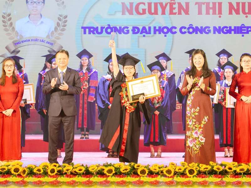 2 nữ sinh Đại học Công nghiệp Hà Nội - Thủ khoa tốt nghiệp xuất sắc năm 2020