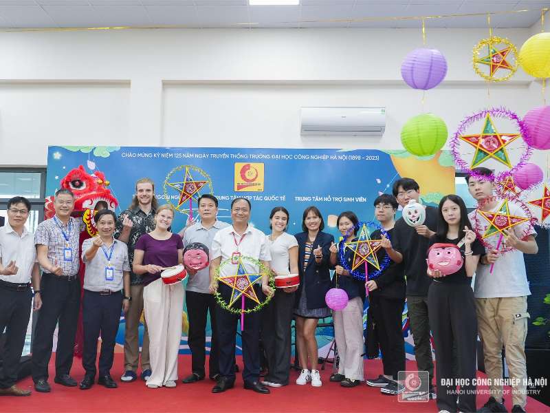 Tổ chức hoạt động trải nghiệm và đón Tết Trung thu cho lưu học sinh, chuyên gia nước ngoài đang làm việc tại Đại học Công nghiệp Hà Nội